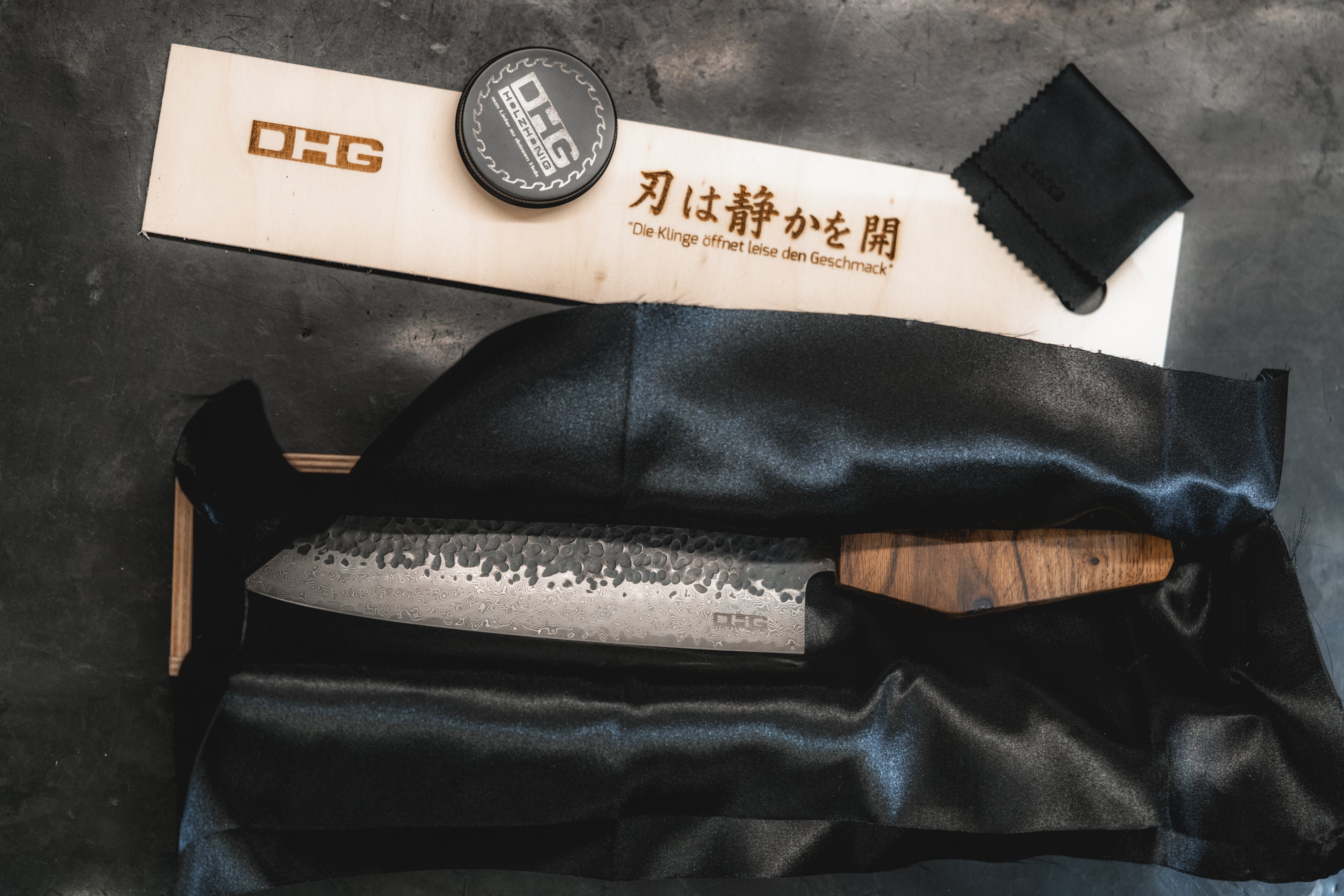 Damast Küchenmesser mit handgefertigten Holzgriffen